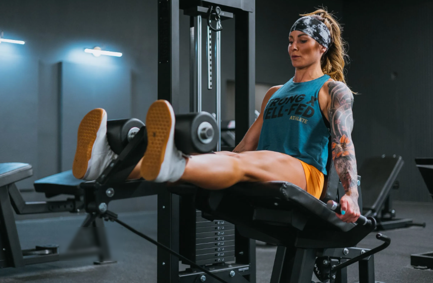 Bagaimana Cara Berlatih dengan Mesin Leg Curl dan Extension?