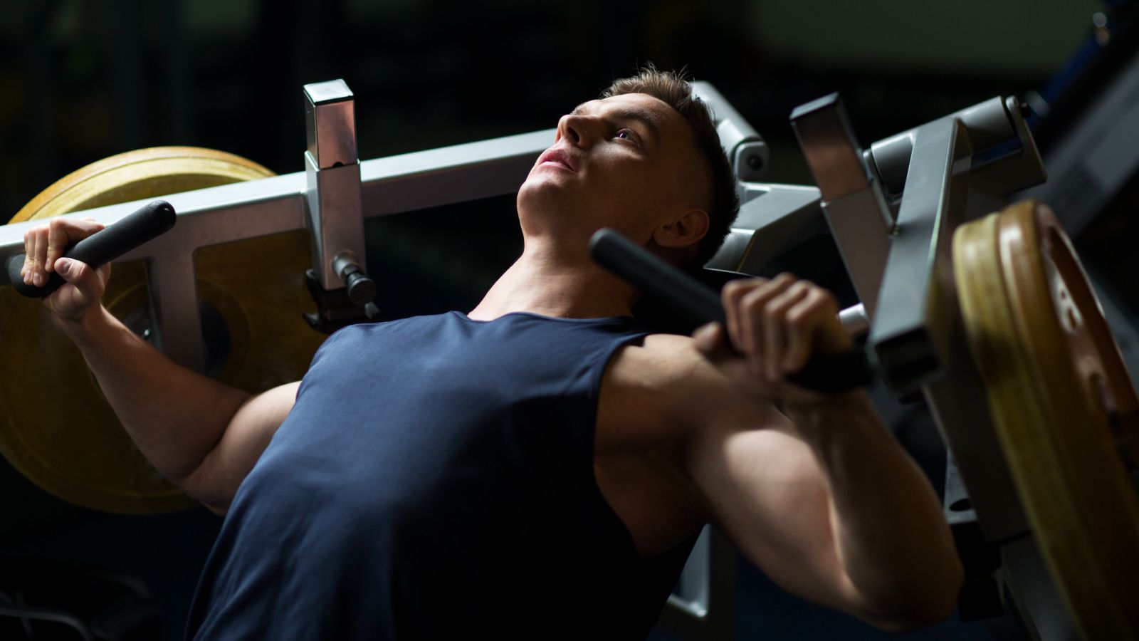 Apa Perbedaan Antara Incline Bench Press dan Flat Bench Press?